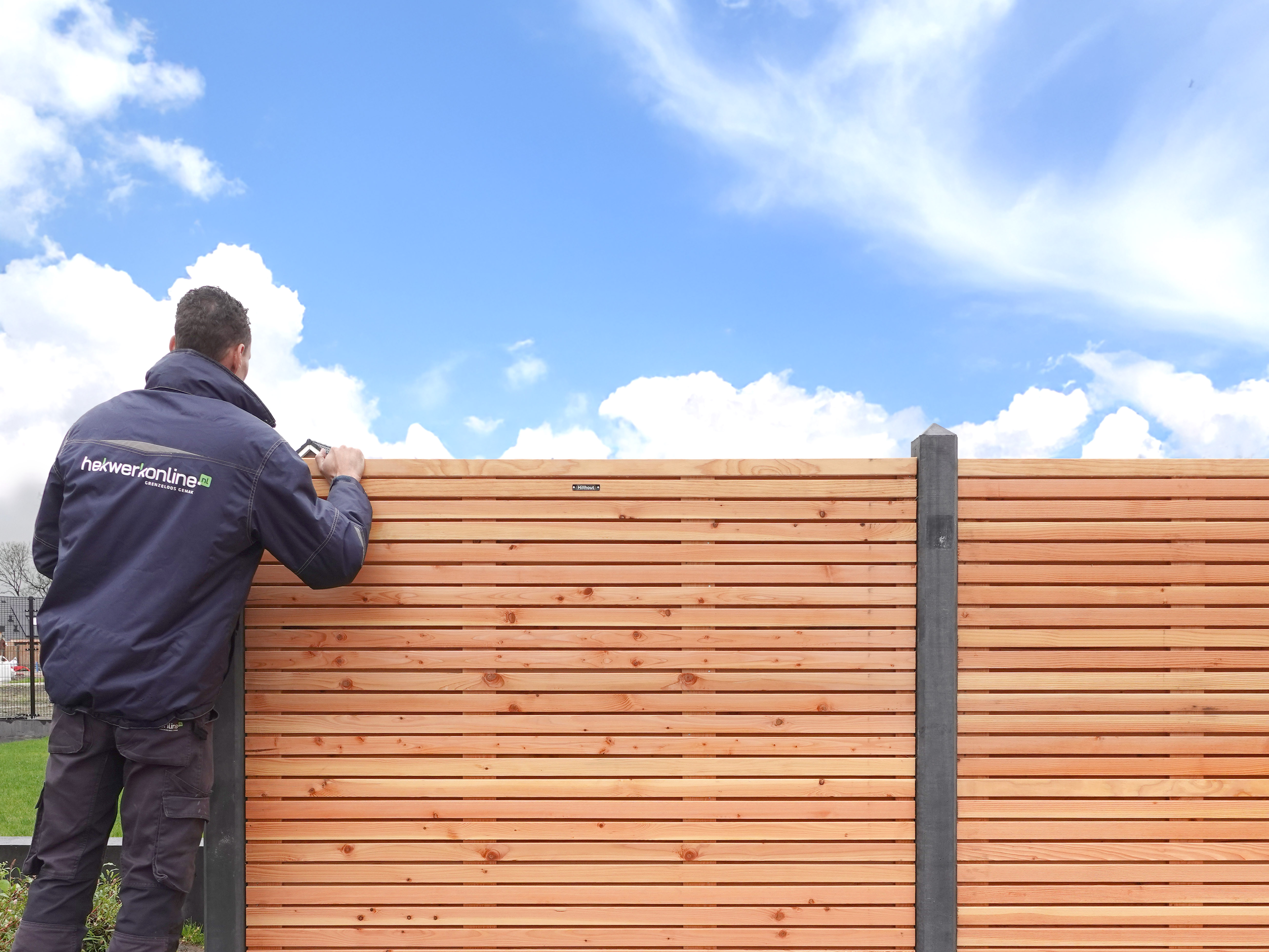 Hoe diep moet een betonpaal in de grond voor een stevige schutting?